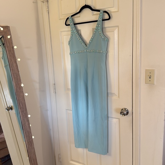 MAC DUGGAL
Green Crepe Fitted Midi Dress With Bow And Beaded Trim - Picture 9 of 15